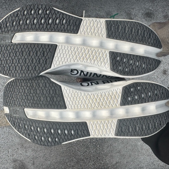 On cloud cloud surfer. Worn for a few runs. Too big. Women’s size 9.5. - Picture 4 of 7